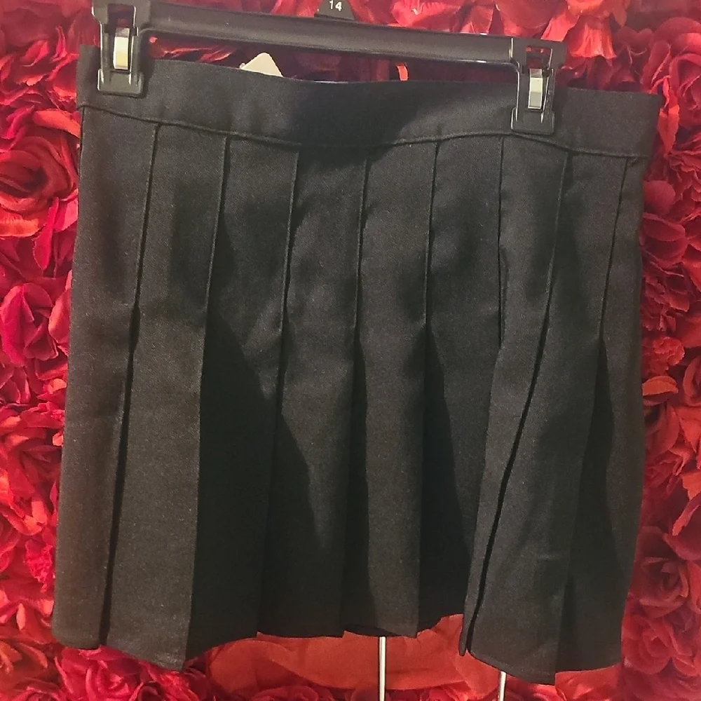 Women's NWT Elegant Black Pleated Skirt Size Xlarge